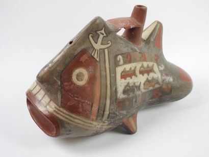 null 
Rare bouteille pisciforme, de la civilisation Nazca en céramique polychrome....