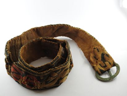 null Ceinture en tissu copte décoré et terminé par une boucle de bronze, Longueur :...