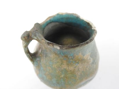 null Vase à anse en terre cuite vernissée verte 

Hauteur : 8cm

IRAN, XIIIe siècle...