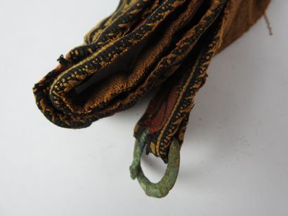 null Ceinture en tissu copte décoré et terminé par une boucle de bronze, Longueur :...