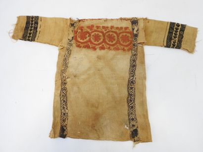 null Rare tunique pour enfants ; elle est décorée de bandes de tissus coptes sur...