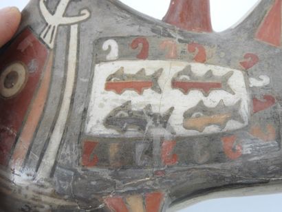 null 
Rare bouteille pisciforme, de la civilisation Nazca en céramique polychrome....