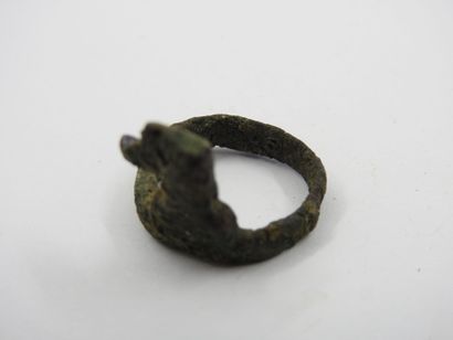 null Bague dite « clé-bague » en bronze, Epoque romaine 2e au 4e siècle après J-...