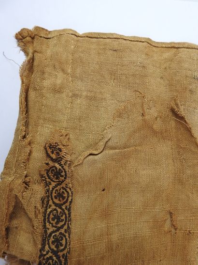 null Rare tunique pour enfants ; elle est décorée de bandes de tissus coptes sur...