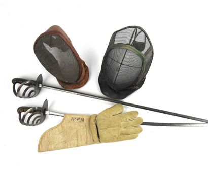 null SABER FENCING. Set consisting of a Dutch made small mesh mask with thick leather...