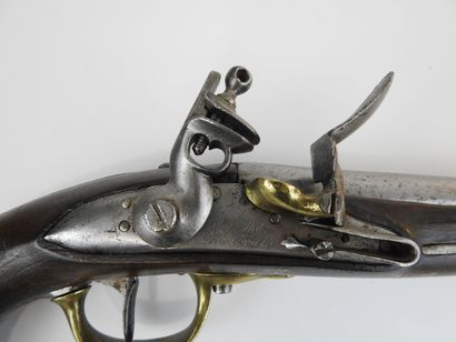 null FRANCE. Pistolet de cavalerie modèle AN IX à silex, monture en noyer, garnitures...