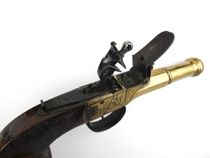 null FRANCE. Pistolet à coffre à silex en bronze, coffre gravé d'un trophée d'armes,...
