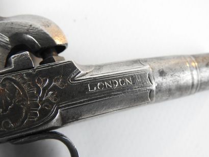 null ANGLETERRE. Pistolet à coffre à percussion tout en acier, coffre gravé de feuillages...