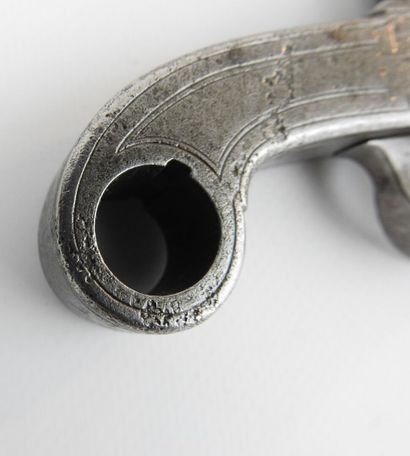 null ANGLETERRE. Pistolet à coffre à silex tout en acier, coffre gravé de feuillages...