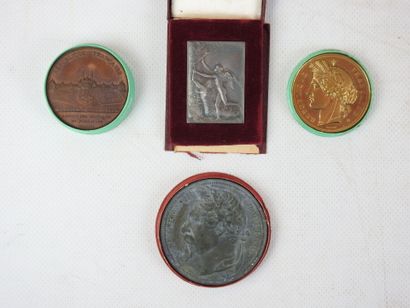 null EXPOSITION UNIVERSELLE
4 médailles dont : - Paris 1878 Administration des monnaies...