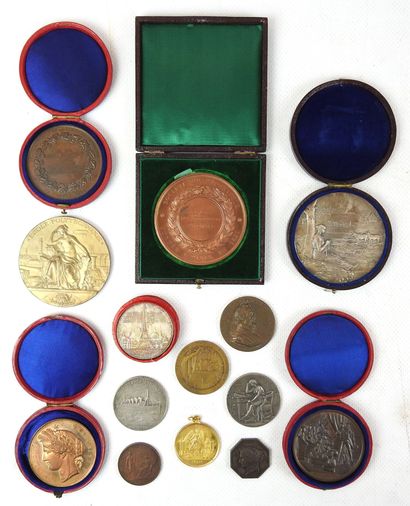 null MEDAILLES DE TABLE
13 médailles dont Henri IV 1598 Traité de Vervins, Compagnie...