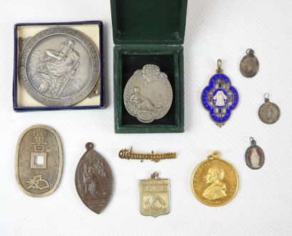 null DIVERS
Lot comprenant médailles religieuses, médaillettes, plaque St Christophe,...