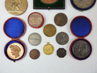 null MEDAILLES DE TABLE
13 médailles dont Henri IV 1598 Traité de Vervins, Compagnie...