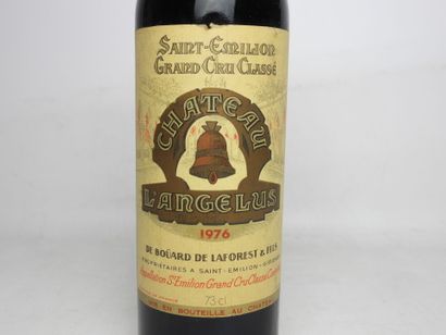 null 1 bouteille Château L'Angélus Saint-Emilion Grand Cru classé. 1976. Usures étiquette,...