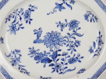 null CHINE : Plat creux en porcelaine de forme chantournée à décor en blanc bleu...
