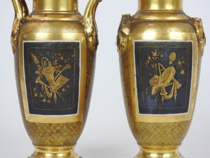 null PARIS : Paire de vases en porcelaine dorée de forme ovoïde à décor de cartouches...