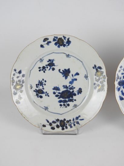 null CHINE : Paire d'assiettes en porcelaine de forme chantournée à décor en blanc...