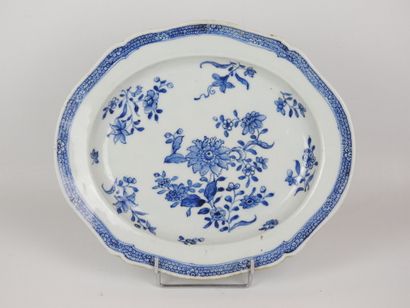null CHINE : Plat creux en porcelaine de forme chantournée à décor en blanc bleu...