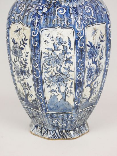 null DELFT : Vase couvert en faïence de section octogonale à décor dans le goût de...
