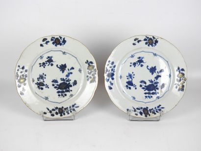 null CHINE : Paire d'assiettes en porcelaine de forme chantournée à décor en blanc...