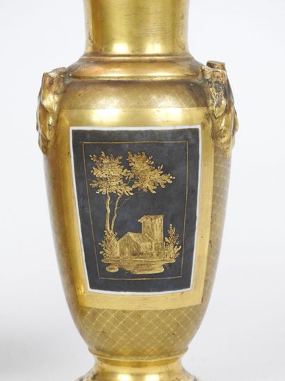 null PARIS : Paire de vases en porcelaine dorée de forme ovoïde à décor de cartouches...