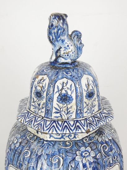 null DELFT : Vase couvert en faïence de section octogonale à décor dans le goût de...