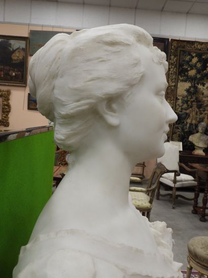 null Félix CHARPENTIER (1858-1924) : Buste de femme en marbre blanc sur piédouche....