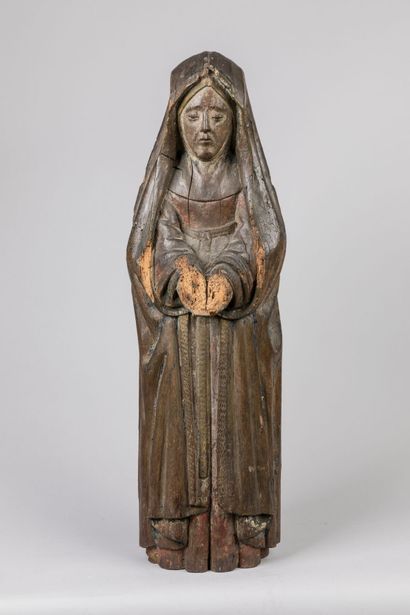 null SAINTE en prière en bois sculpté. XVIIe-XVIIIe siècle. H. 88 cm. Usures et petits...