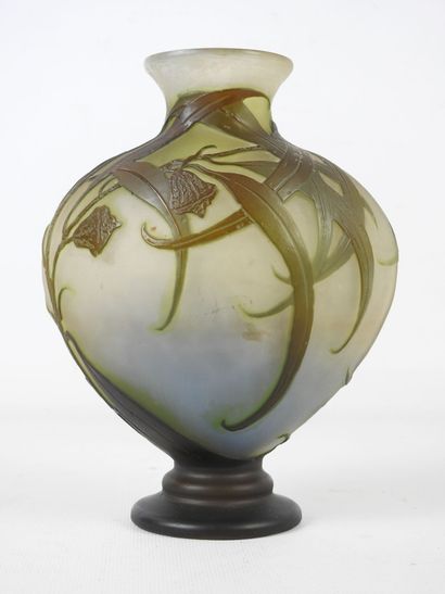 null Etablissement GALLE : Vase sur piédouche en verre multicouche à décor floral...