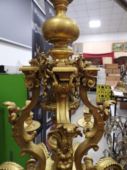 null IMPORTANT LUSTRE en bronze doré à huit bras de lumière. Style Louis XIV, début...