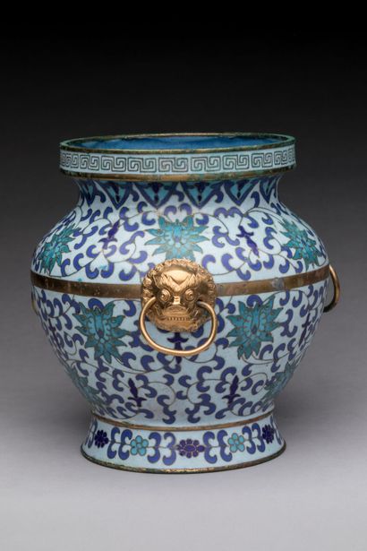 null CHINE - XXème siècle : Vase en émaux cloisonnés à décor de rinceaux et de fleurs...