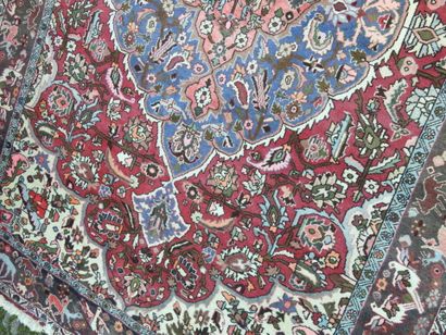 null IRAN : Tapis en laine Bakthiar à motifs stylisés sur fond rouge. 208 x 300 cm....