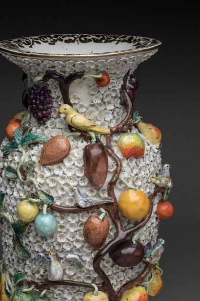 null Jacob PETIT (1797-1868) - Paris : Paire de vases en porcelaine à décor polychrome...