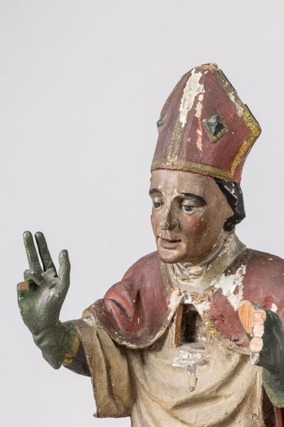 null STATUE en bois sculpté polychrome représentant un évêque assis, les mains levées,...