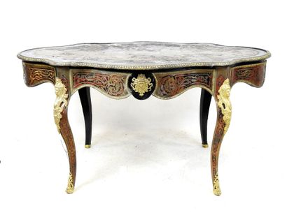 null MIDDLE TABLE in marquetry of foliage and stylized motifs, the tray of scalloped...