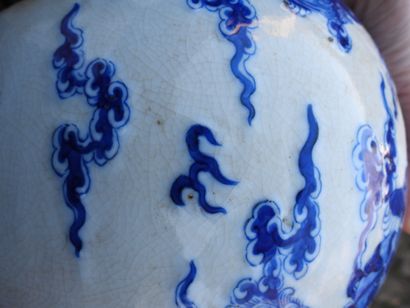 null CHINE - NANKIN : Vase de forme pansue à haut col en porcelaine craquelé à décor...