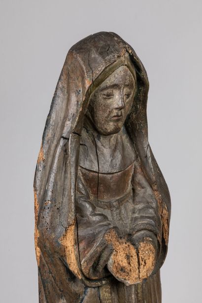 null SAINTE en prière en bois sculpté. XVIIe-XVIIIe siècle. H. 88 cm. Usures et petits...