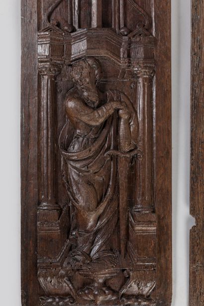null ENSEMBLE DE TROIS PANNEAUX en chêne sculpté représentant Saint Pierre, Saint...