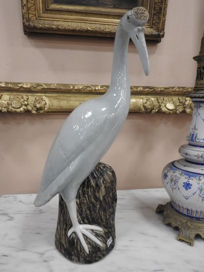 null CHINE - Début XXe siècle: Paire de statues de grues sur un rocher en porcelaine...