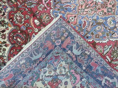 null IRAN : Tapis en laine Bakthiar à motifs stylisés sur fond rouge. 208 x 300 cm....