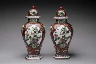 null CHINA : Pair of covered porcelain vases of baluster shape with hexagonal section...