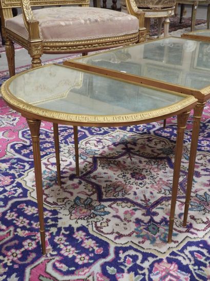null Maison JANSEN : Table basse tripartite en laiton doré et fond miroir de style...