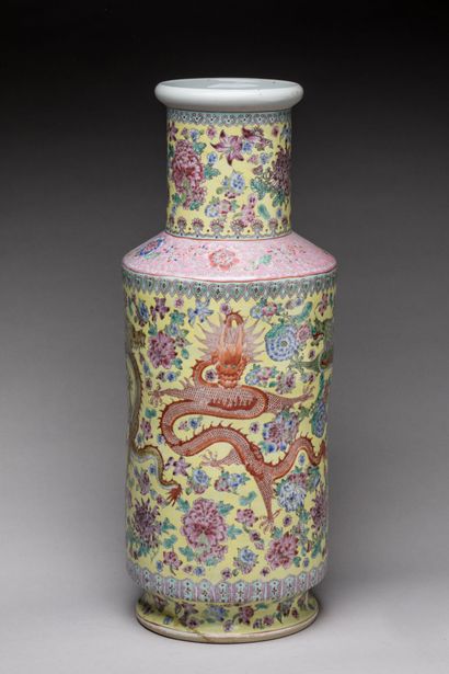 null CHINE : Vase rouleau en porcelaine à décor polychrome d'un dragon à cinq griffes...