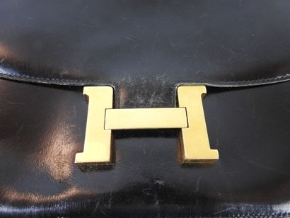 null HERMES, PARIS.
Sac à main modèle Constance en cuir box noir, le fermoir H en...