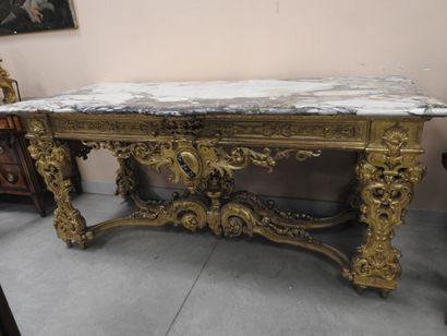 null IMPORTANTE CONSOLE A GIBIER en bois mouluré, richement sculpté et doré ; de...