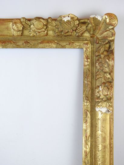 null Bare frame in carved and gilded wood, the spandrels decorated with flowers....