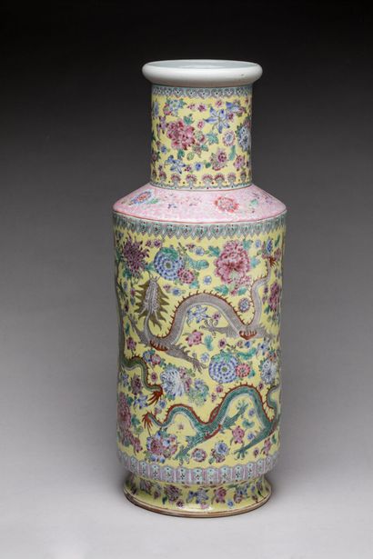 null CHINE : Vase rouleau en porcelaine à décor polychrome d'un dragon à cinq griffes...