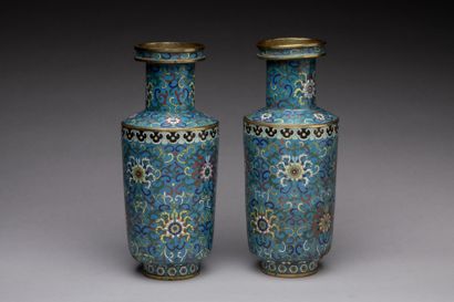 null CHINE - fin du XIXème siècle: Paire de vases de forme rouleau en bronze et émaux...