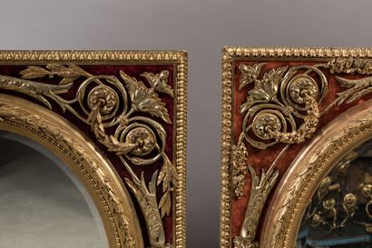 null Pair of important oval mirrors, the beveled glass, the gilded molded wood frame...