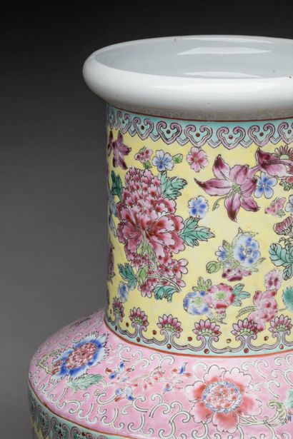 null CHINE : Vase rouleau en porcelaine à décor polychrome d'un dragon à cinq griffes...